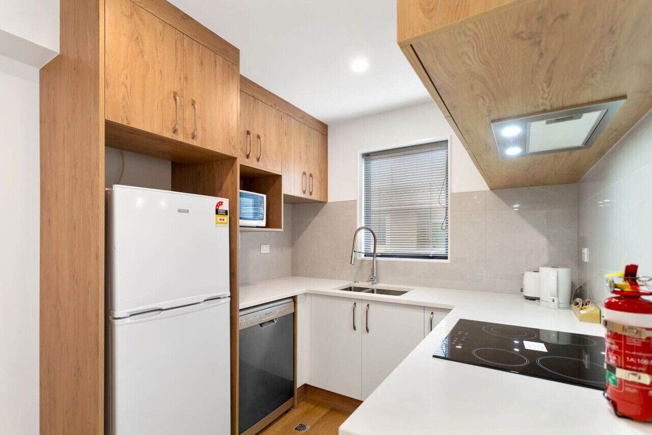 Een koelkast, een microgolfoven, een oven, een kookplaat