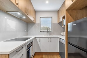 Kjøleskap, mikrobølgeovn, ovn og kokeplater