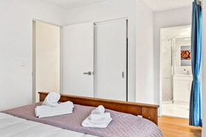 3 habitaciones, escritorio, tabla de planchar con plancha y wifi gratis 