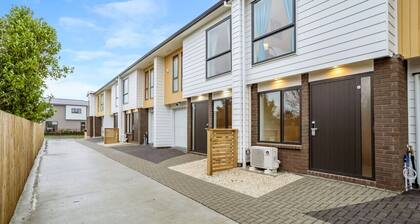 Ventura Serenity Townhouse with Parking and Patio