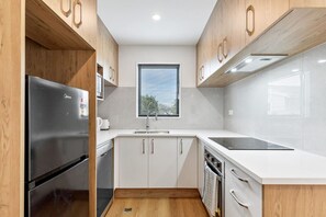 Refrigerador, microondas, horno y parrilla de estufa 