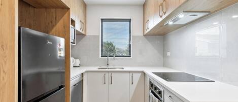 冰箱、微波炉、烤箱、炉灶