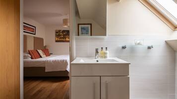 6 bedrooms, iron/ironing board, Internet, bed sheets