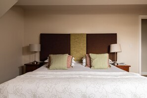 6 bedrooms, iron/ironing board, Internet, bed sheets