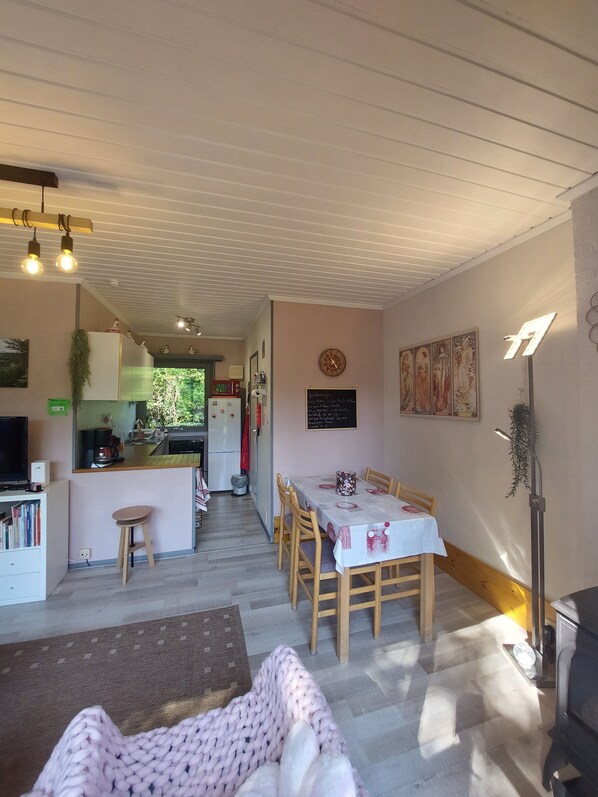 Un interior acogedor con comedor, cocina y sala de estar.