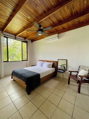 4 habitaciones, tabla de planchar con plancha, wifi y ropa de cama 