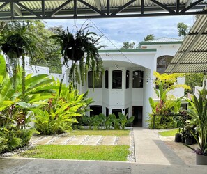 Property grounds - Cozy 4-bedroom house in the heart of Manuel Antonio (Quepos)