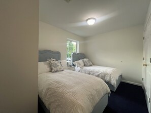 4 slaapkamers, een bureau, een strijkplank/strijkijzer, reisbedje