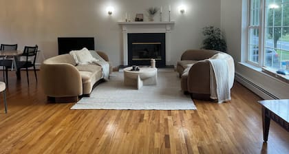 Experience luxury shopping paradise! 4-Bedroom Home & 7 mins to Woodbury Commons