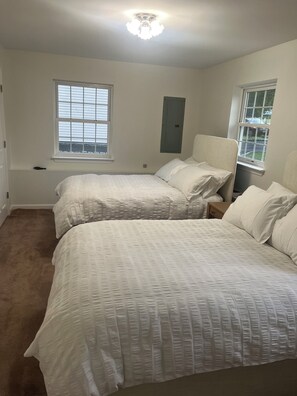 4 bedrooms, iron/ironing board, travel crib, WiFi - Experience luxury shopping paradise! 4-Bedroom Home & 7 mins to Woodbury Commons (Monroe)