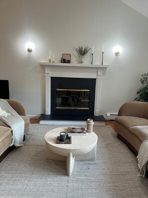 Smart TV, fireplace - Experience luxury shopping paradise! 4-Bedroom Home & 7 mins to Woodbury Commons (Monroe)