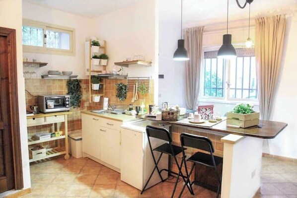 Kühlschrank, Ofen, Herdplatte, Wasserkocher mit Kaffee-/Teezubehör