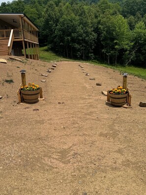 Property grounds - Spacious family friendly 4-BR property with AC, Fireplace and WiFi in Sutton, WV (Sutton)