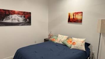 4 slaapkamers, een bureau, een strijkplank/strijkijzer, reisbedje