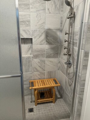 Douche, sèche-cheveux, serviettes fournies, savon