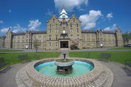 Exterior. Spacious family friendly 4-BR property with AC, Fireplace and WiFi in Sutton, WV