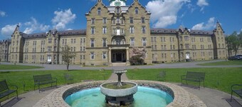 Spacious family friendly 4-BR property with AC, Fireplace and WiFi in Sutton, WV