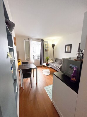 Living area - Charmant ET Lumineux 2 Pièces EN Plein Coeur DE Paris (Paris)