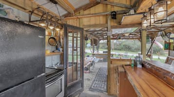 Frigorífico, microondas, horno y placa de cocina