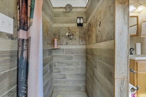 Hair dryer, towels, soap, shampoo - Cabin with character (New Lexington)