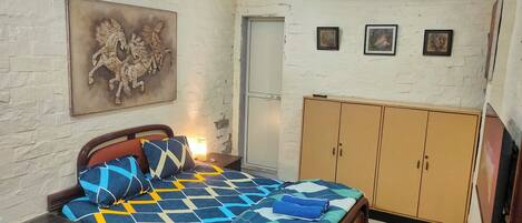 1 soverom, skrivebord, strykejern/-brett og wi-fi (inkludert)