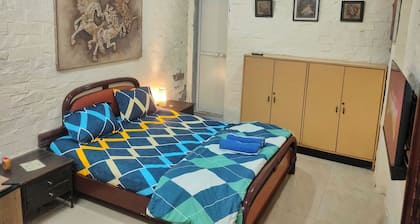 Cozy Ivory Room in Juhu, Mumbai.