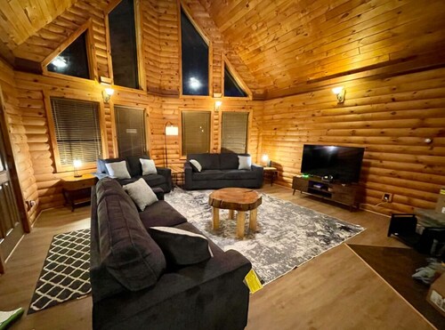 7 Beds home near Lake Placid-New Remodel! AC, Hot Tub, Fireplace, Ski & Hiking!