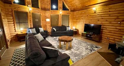 7 Beds home near Lake Placid-New Remodel! AC, Hot Tub, Fireplace, Ski & Hiking!