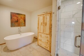 Shower, towels, soap, shampoo - Spacious 5-bedroom House with WiFi and Central AC in Quiet Flora Vista (Flora Vista)