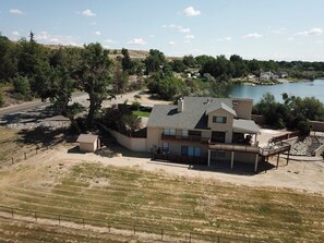Exterior - Spacious 5-bedroom House with WiFi and Central AC in Quiet Flora Vista (Flora Vista)