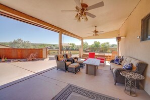 Terrace/patio - Spacious 5-bedroom House with WiFi and Central AC in Quiet Flora Vista (Flora Vista)