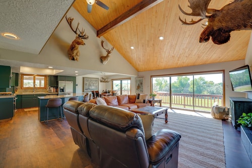 Spacious 5-bedroom House with WiFi and Central AC in Quiet Flora Vista