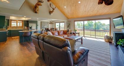 Spacious 5-bedroom House with WiFi and Central AC in Quiet Flora Vista