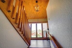 Interior - Spacious 5-bedroom House with WiFi and Central AC in Quiet Flora Vista (Flora Vista)