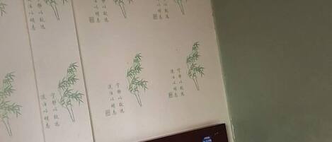 Een wand met meerdere panelen, elk met een bamboetekening en tekst.