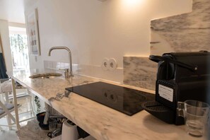 Kühlschrank, Mikrowelle, Ofen, Wasserkocher mit Kaffee-/Teezubehör
