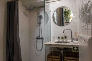 Douche, sèche-cheveux