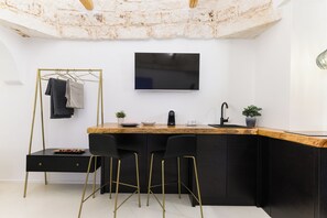 Apartment | Private kitchen | Fridge, stovetop, espresso maker, cookware/dishes/utensils - Suite Mavì con Idromassaggio by Wonderful Italy (Ostuni)