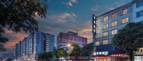 A waterfront hotel with multiple floors, a visible restaurant, and a pedestrian walkway.