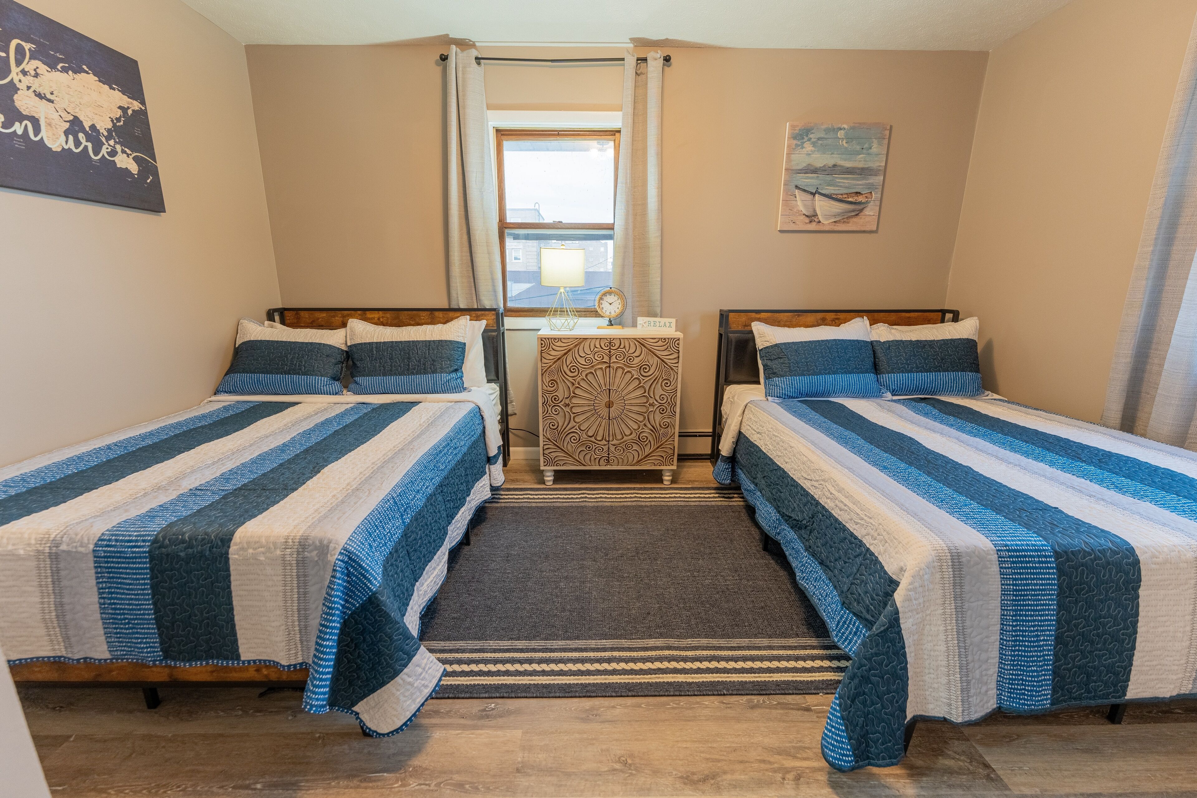 2 عدّة غرف نوم ومكواة/لوح كي وواي فاي وملاءات أسرّة