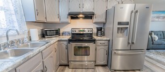 Lake Views, Cozy 2-bedroom condo newly remodeled, downtown Escanaba