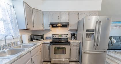 Lake Views, Cozy 2-bedroom condo newly remodeled, downtown Escanaba