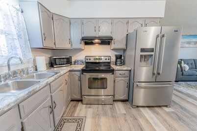 Lake Views, Cozy 2-bedroom condo newly remodeled, downtown Escanaba