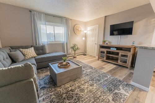 Lake Views, Cozy 2-bedroom condo newly remodeled, downtown Escanaba