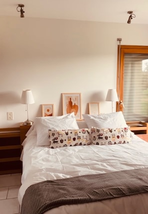 5 bedrooms, iron/ironing board, WiFi, bed sheets