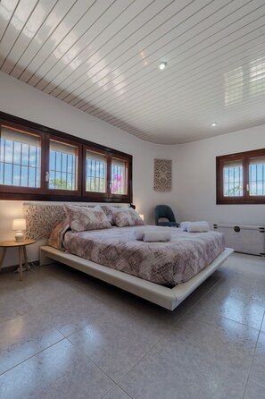 5 quartos, ferros/tábuas de passar roupa, Wi-Fi, roupa de cama