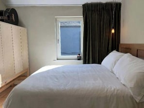 3 bedrooms, iron/ironing board, internet, bed sheets - Sunlit, Designer Haven in Trendy Neighbourhood (Dublin)
