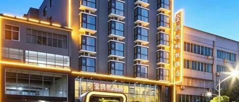 Ein mehrstöckiges Hotel mit auffälligem Eingang und Beschilderung.