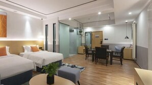 A modern hotel room with two beds, a dining area, and a kitchenette. - Tung Pak King Hyatt Delicate Hotel (Tongbai)