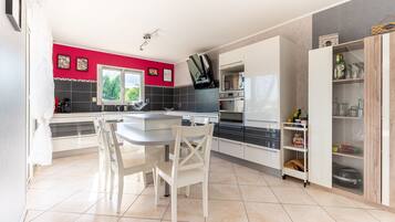 KĂŒhlschrank, Mikrowelle, Ofen, GeschirrspĂŒler